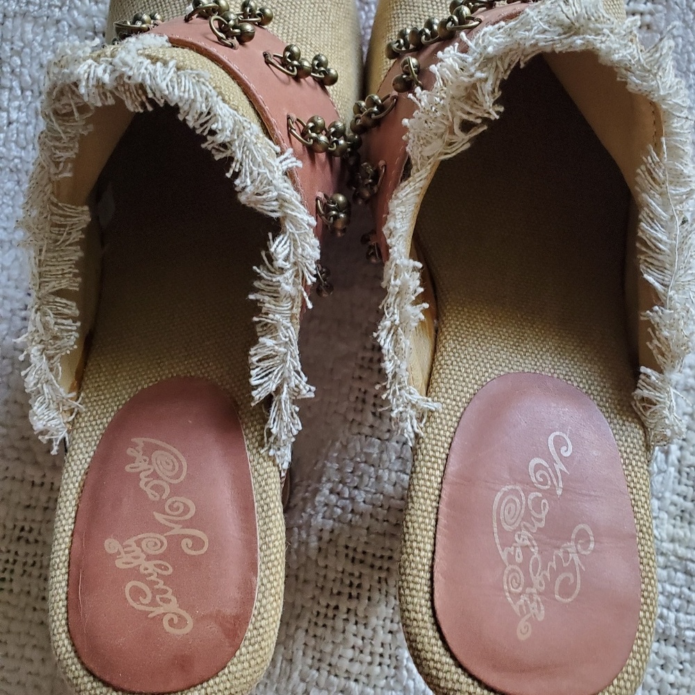 Naughty Monkey Woman's Clogs, 7.5 - Picture 5 of 5
